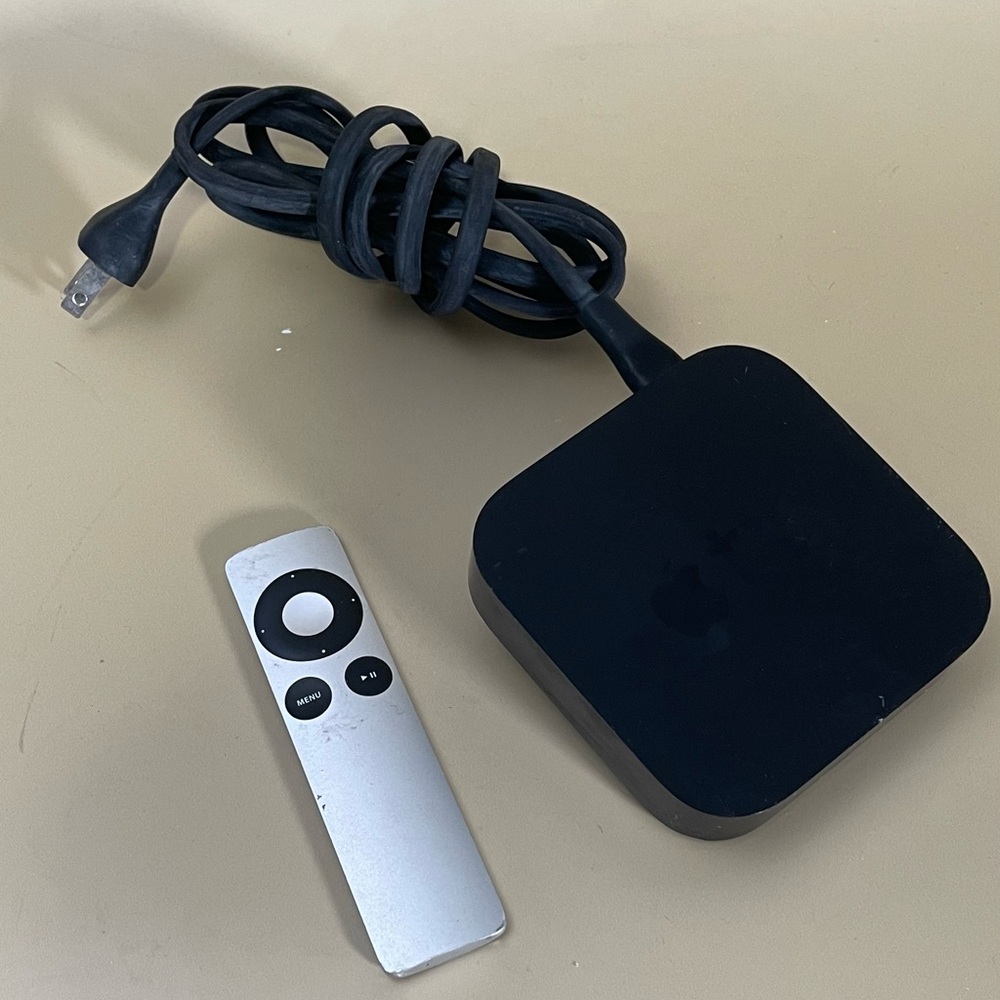 Apple TV A1469 (3rd  Generation) Black Streaming Device with Remote and Cable